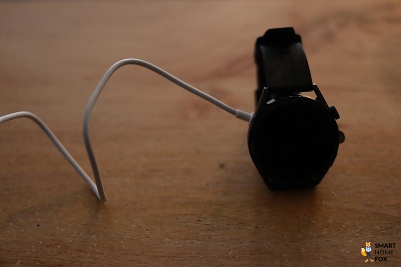 Man sieht die Huawei Watch GT 3 beim Laden.